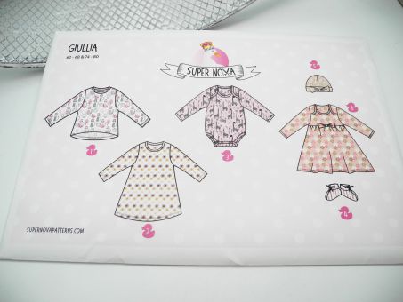 Papierschnittmuster Baby Mädchen Kleid Shirt Body Mütze Hausschuhe 